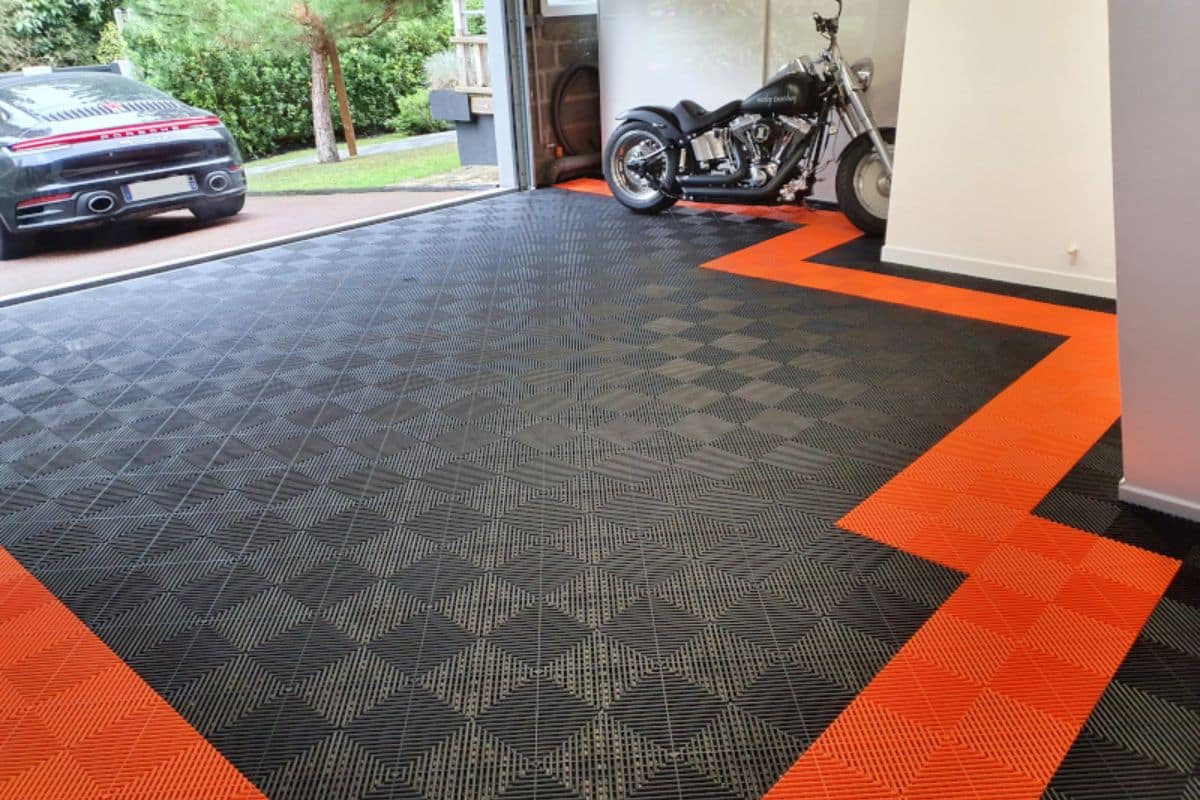 Garage avec une porsche et une moto