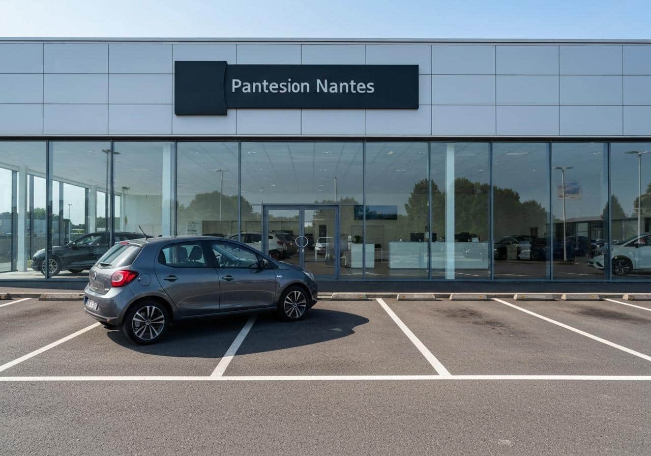 Véhicule en attente de rachat dans une agence automobile