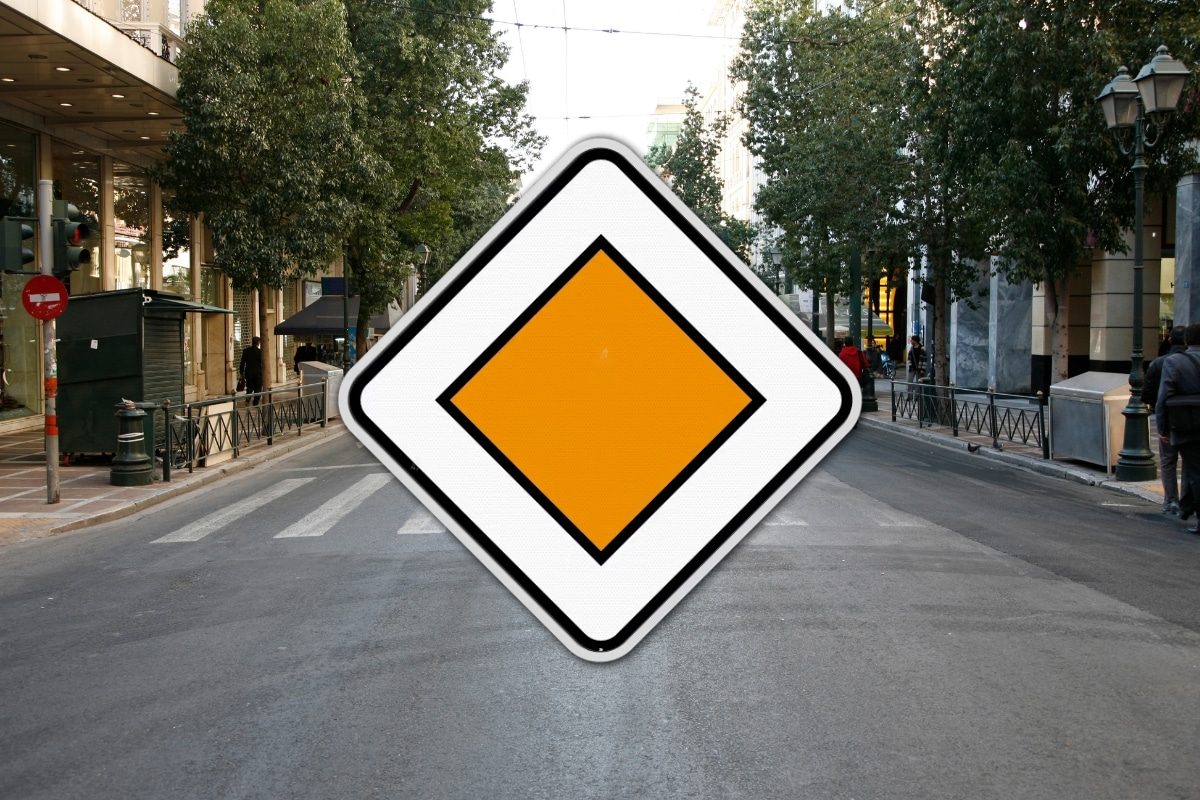 Que signifie le panneau blanc et jaune sur la route ?