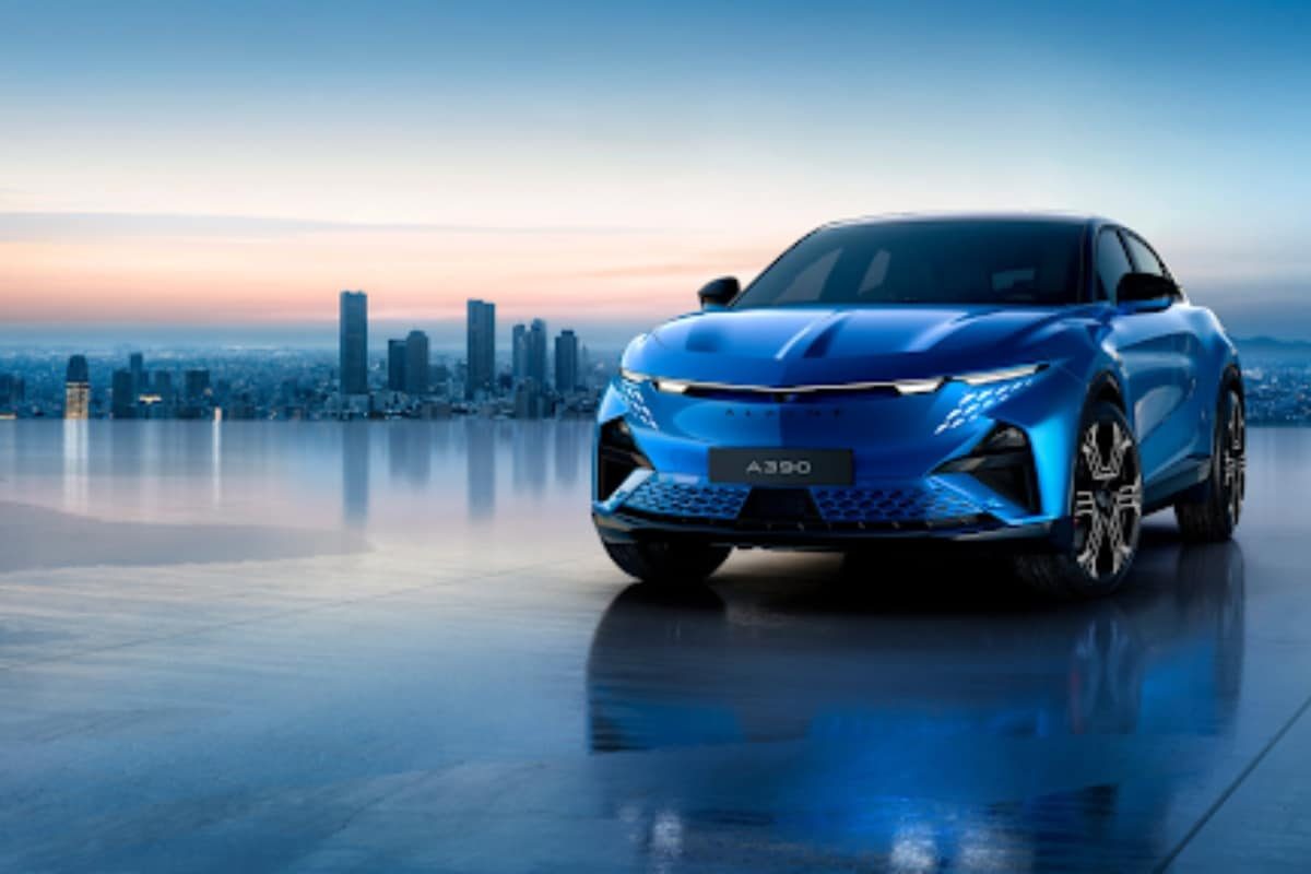SUV électrique bleu au design futuriste présenté en environnement urbain moderne