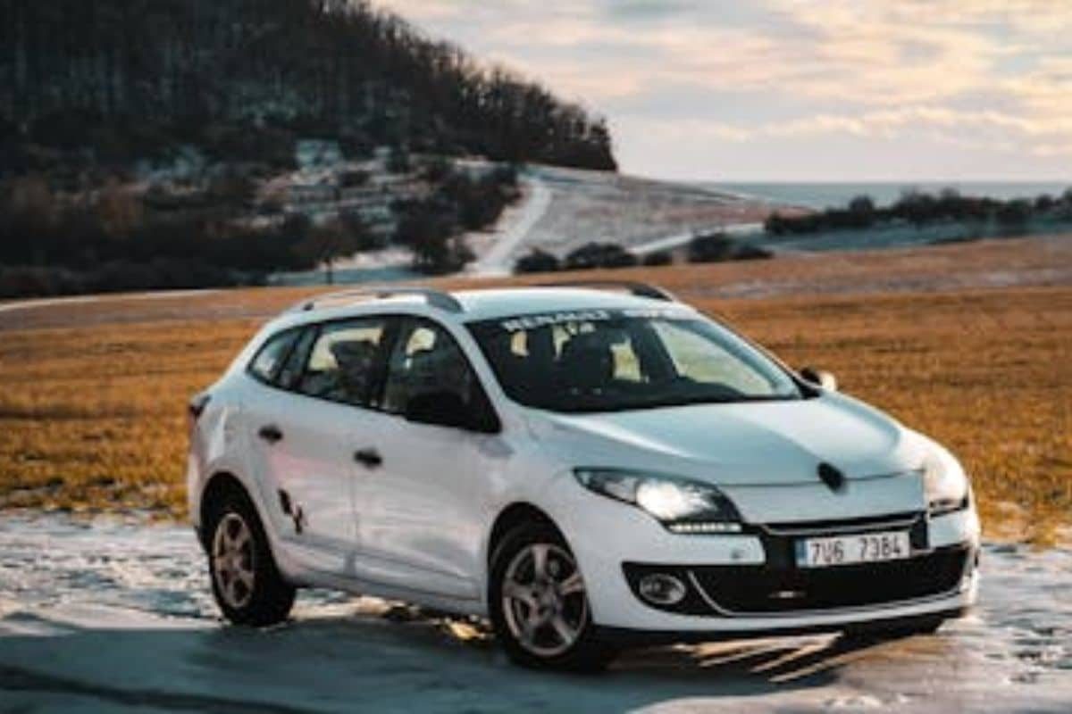 voiture blanche break en hiver